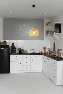 Habitación moderna vacía con muebles en Marbella
